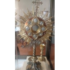 Radiated monstrance, cross inside a sun, solar disc
